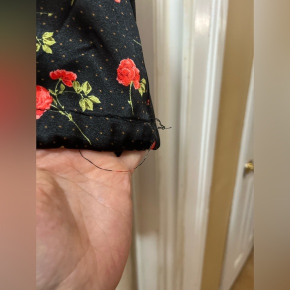 ⚫️ BOGO Revamped Black and Red Floral Blouse Cropped Long Sleeve Size XS - Picture 4 of 9